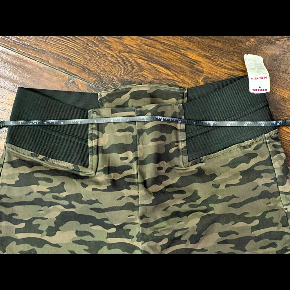 Simply Vera womens  pull on stretch pants.  Camo Large
